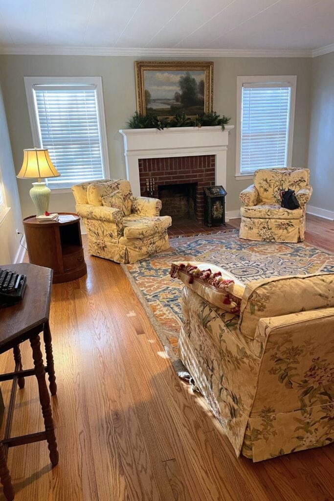 living room at the Faulkner Inn with hardwood floors, overstuffed furniture and lots of light