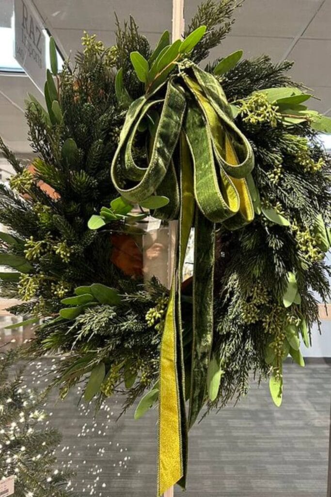 wreath-solf-velvet-bow-pin