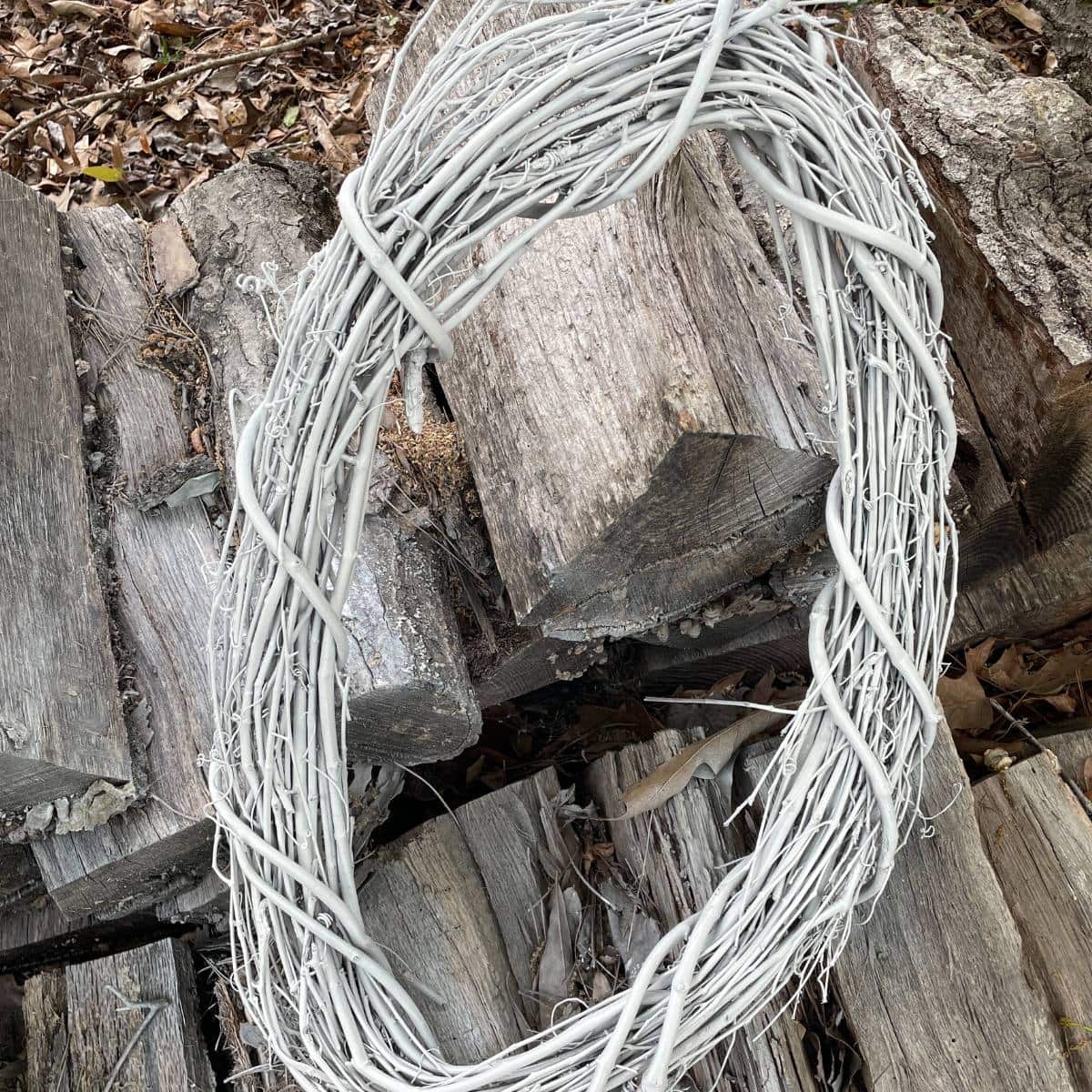 how to paint a natural grapevine wreath with spray paint