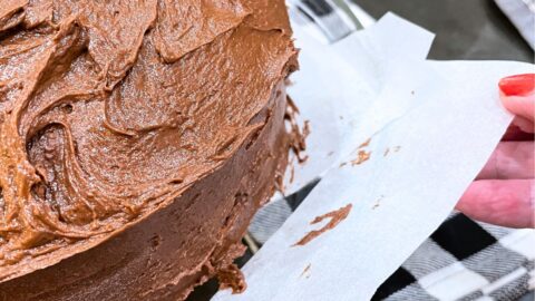 quick tip for keeping your cake plate clean when frosting a cake