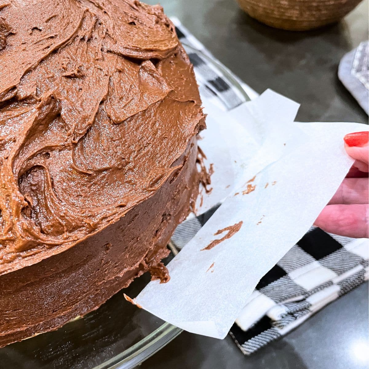 quick tip for keeping your cake plate clean when frosting a cake